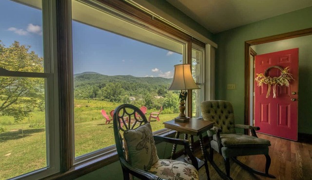 Charming 2BR w Firepit Mountain Views