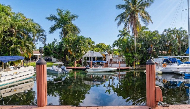Charming 2BR Waterfront House with Kayaks