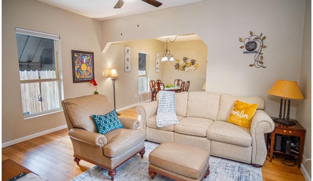 Charming 2BR1BA Haven Near Exciting Downtown