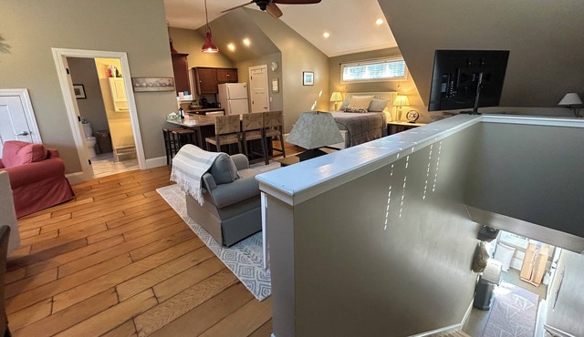 Charming 2nd floor studio in Eliot’s riverfront area with many amenities.