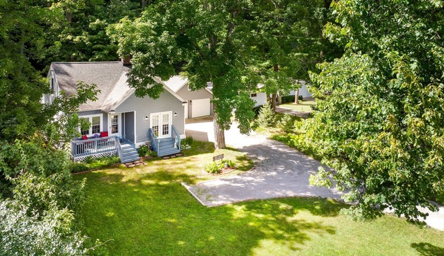 Charming 3/2 Bungalow: Bay Views & access, Minutes to town Tart tail, Beaches