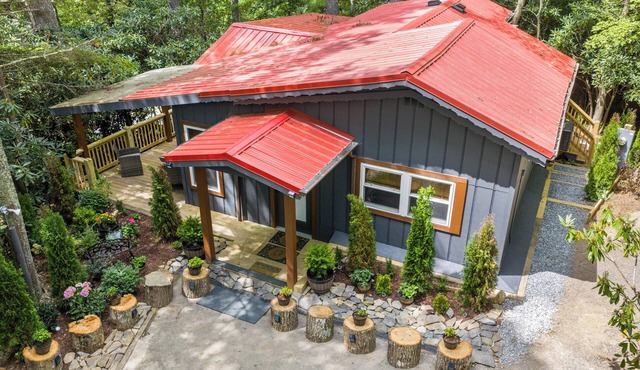 Charming 3/2 Cabin , Ski, Fire-Pit, AC & Resort-Style Amenities