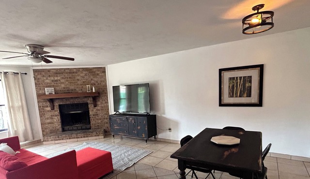 Charming 3/2: Cozy & Convenient