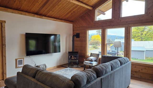 Charming 3/2 home with deck to enjoy mountain views in peaceful Bonners Ferry