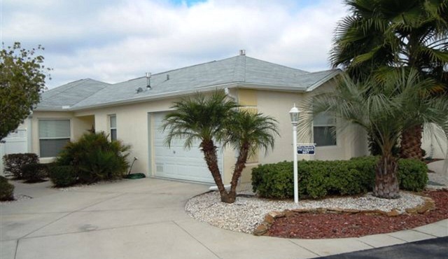 Charming 3/2 Virginia Trace Villa, next to Lake Sumter Landing, with golf cart