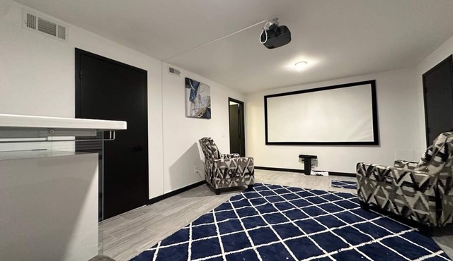 Charming 3/4-bed Condo with Theater, Netflix WiFi, AC in Middleton & lake access