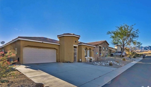 Charming 3-bedrm house 2 1/2 bath 2 car garage in Desert gated community.