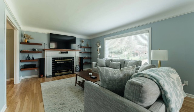 Charming 3-bedroom house with WiFi, AC in beautiful Grosse Pointe Park