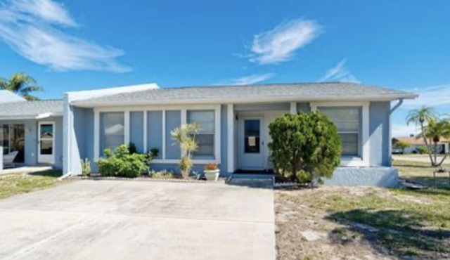 Charming 3 bd 2 ba villa in cool Bradenton. WiFi AC laundry lanai community pool