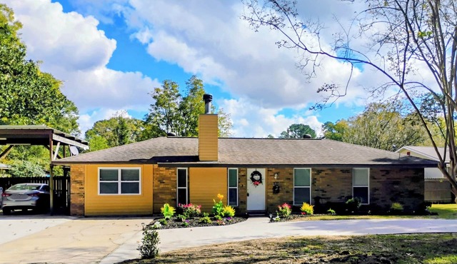 Charming 3 bd 2 bath cozy home in Denham Springs with AC and pool