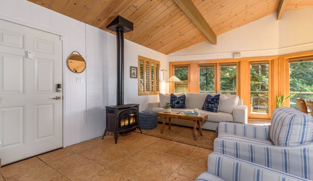 Charming 3 BDR Bungalow Just 1 Min from the Coast! 5 Min to Downtown Gualala