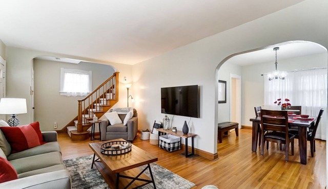 Charming 3 bdr! City location! Great parking!