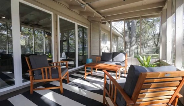 Charming 3-BDR East Austin Retreat with Spacious Backyard