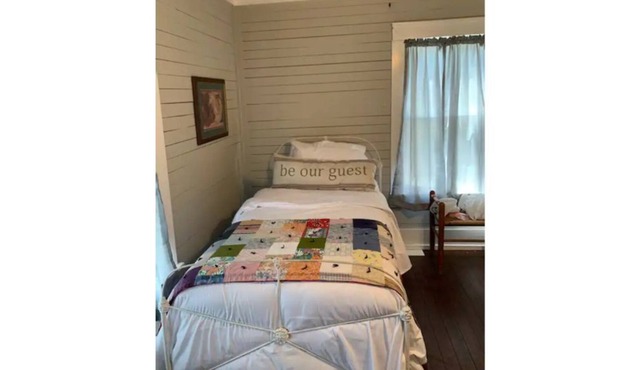 Charming 3 BDRM 1920s home on 70 Acres in Cranfills Gap