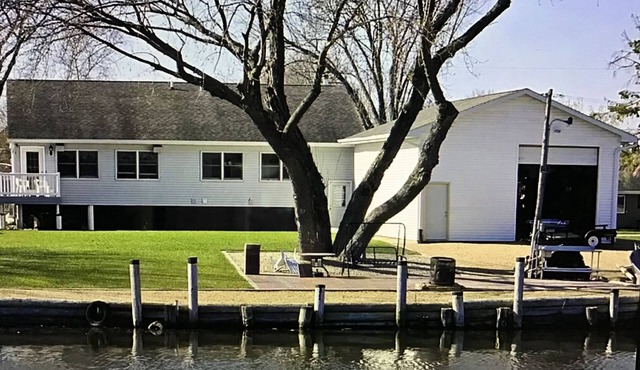Charming 3+ bdrm 3 bath house in Oshkosh on Sawyer Creek & Fox River near EAA