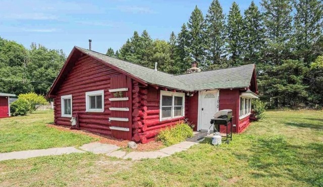 Charming 3-bdrm cabin with office fitness room in Boyne City 2 mi from Boyne mtn