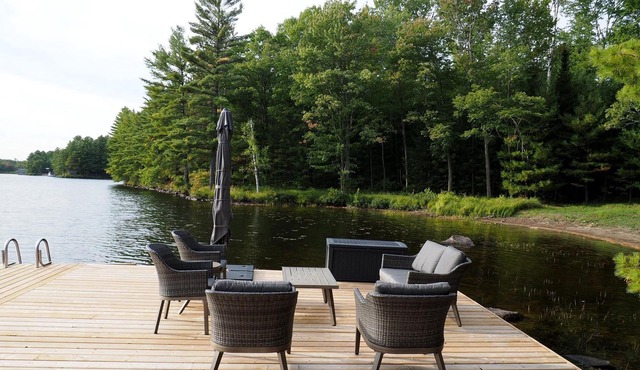 Charming 3 bdrm Cottage + 3 bdrm Guest House on Muldrew Lake!