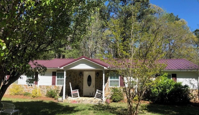 Charming 3-BDRM cottage w/WiFi, AC in peaceful Staley, NC. Greensboro/Asheboro