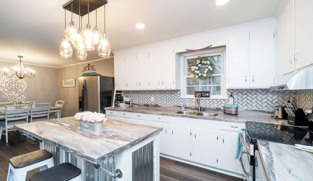 Charming 3 bdrm w/GAME ROOM & King Sized Bed and TV in Every Room