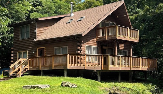 Charming 3-bdrms & loft cabin, with WiFi, mins to Elk Mountain by Lake Idlewild
