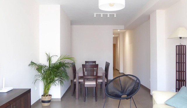 Charming 3-Bedroom Apartment with WIFI, Near Puerto Beach, Valencia