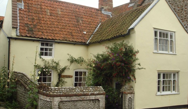 Charming 3 Bedroom 18th Century Cottage In 'Area Of Outstanding Natural Beauty'