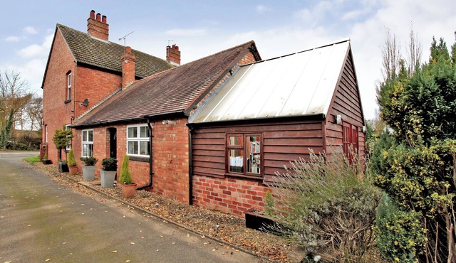 Charming 3 Bed Home with Garden & Parking near Worcester
