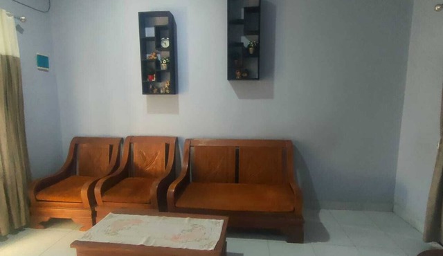 Charming 3-bedroom house in delightful Nusa Tenggara Bar. with AC