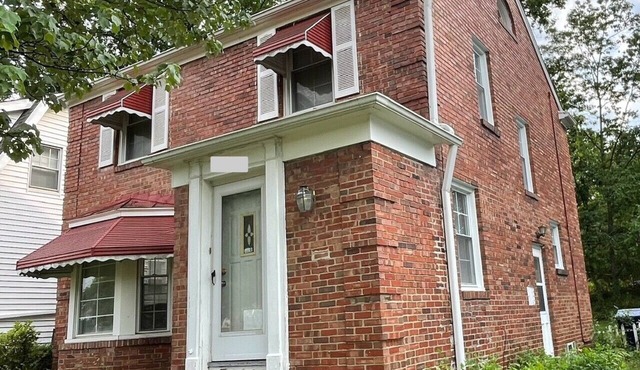 Charming 3 bed/2 bath whole house with 1.0 GB WiFi, TV in LR and each bedroom