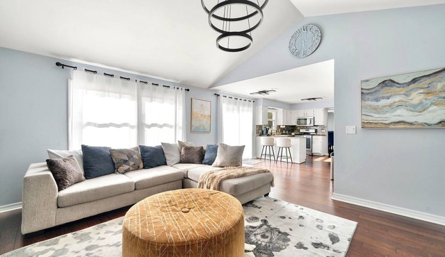 Charming 3-Bedroom Home in a Prime Location Near Woodfield Mall