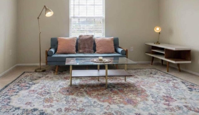 Charming 3 bed, 1 bath home with new furniture