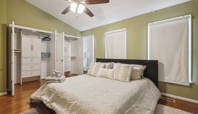 Charming 3-bed, 2.5 baths townhome in Germantown with WiFi, AC, 2 parking.