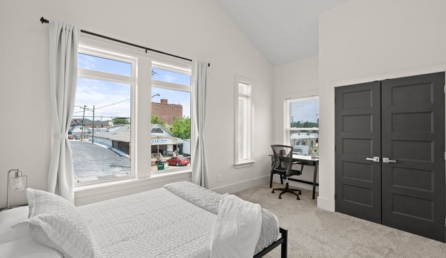 Charming 3 bed, 2.5 bath new construction with king, queen beds