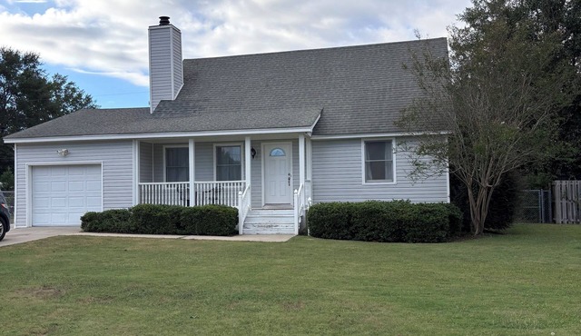 Charming 3 bed 2.5 bath. Family & pet friendly. Close to horse & golfing events.