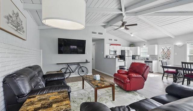 Charming 3-Bed/2-Bath Hidden Gem w Yard (Sleeps 6)