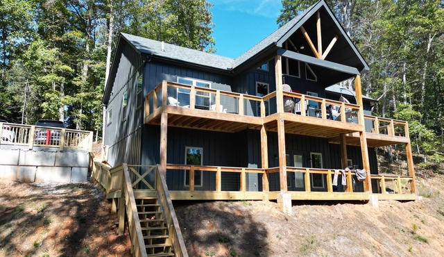 Charming 3 Bed 2 bath Riverfront New! Chic Home in Demorest, GA mountains.