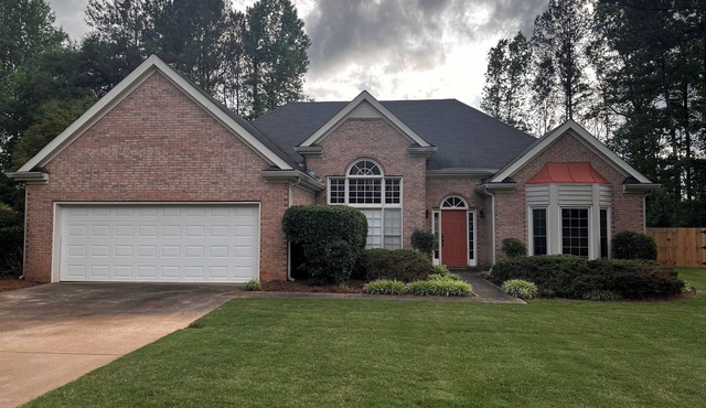 Charming 3-bed, 2-bath house in Mableton with Wi-Fi, seasonal pool, firepit