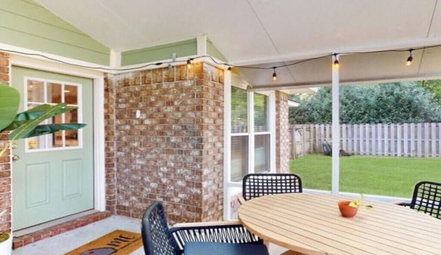 Charming 3-bed, 2- bath house with open concept living and sunroom in Savannah