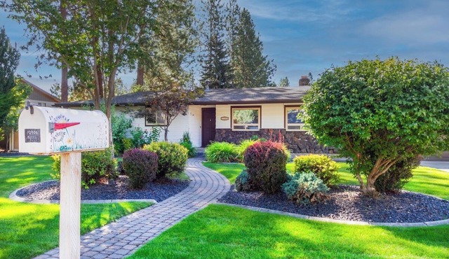 Charming 3 Bed, 2 and a half Bath Family Oasis - Pool, BBQ, Fire Pit