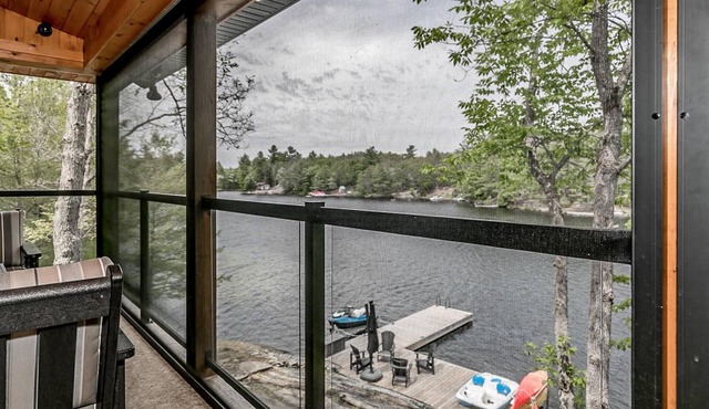 Charming 3 bed, 3 bath log cabin on Six Mile Lake. Stunning Muskoka room!