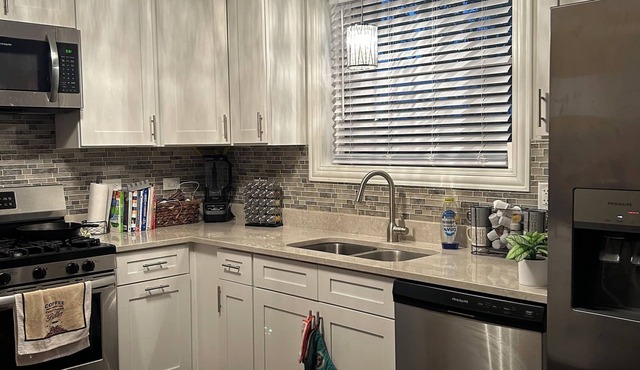 Charming 3-bed, 3-bath house in amazing Chicago, 10 min from Midway Airport.