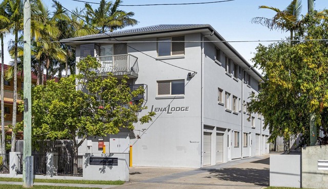 Charming 3-bed Apartment near Local Shops