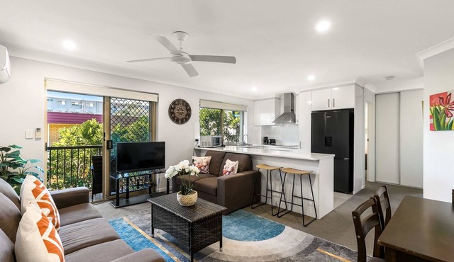 Charming 3-bed Apartment near Local Shops