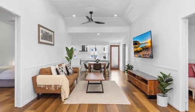 Charming 3 Bed 2 Bath Cottage