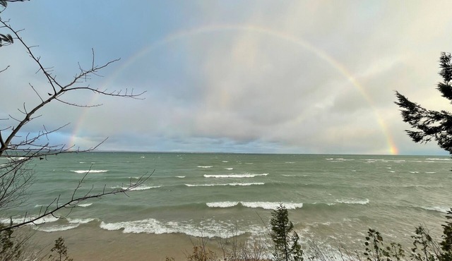Charming 3 bed/bath home direct lake MI access and 10 min to Torch Lake