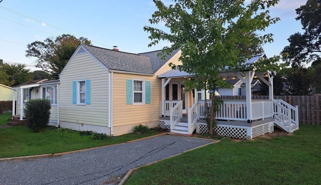 Charming 3 bed cottage in Colonial Beach; steps to beach, dining, and breweries