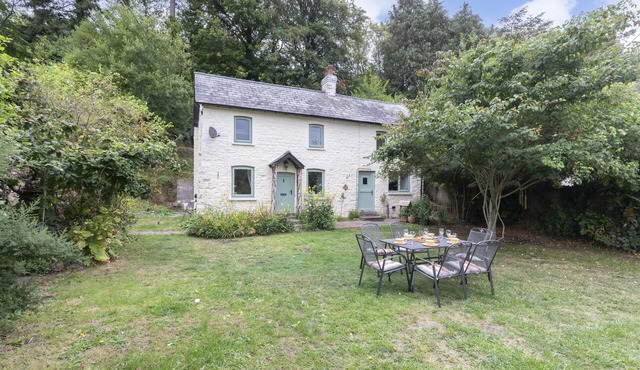 Charming 3-Bed Cottage by the River Usk