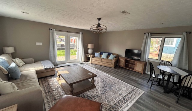 Charming 3-bed cottage with AC, WiFi in Monticello. Lake access and boat lift.