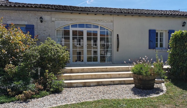 Charming 3-bed cottage in Cognac vineyards, with large pool and fun games room