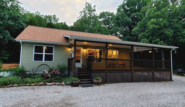 Charming 3-BED Cottage- WiFi & Fishing Pond in Eldon, MO -15 MIN to Bagnell Dam!